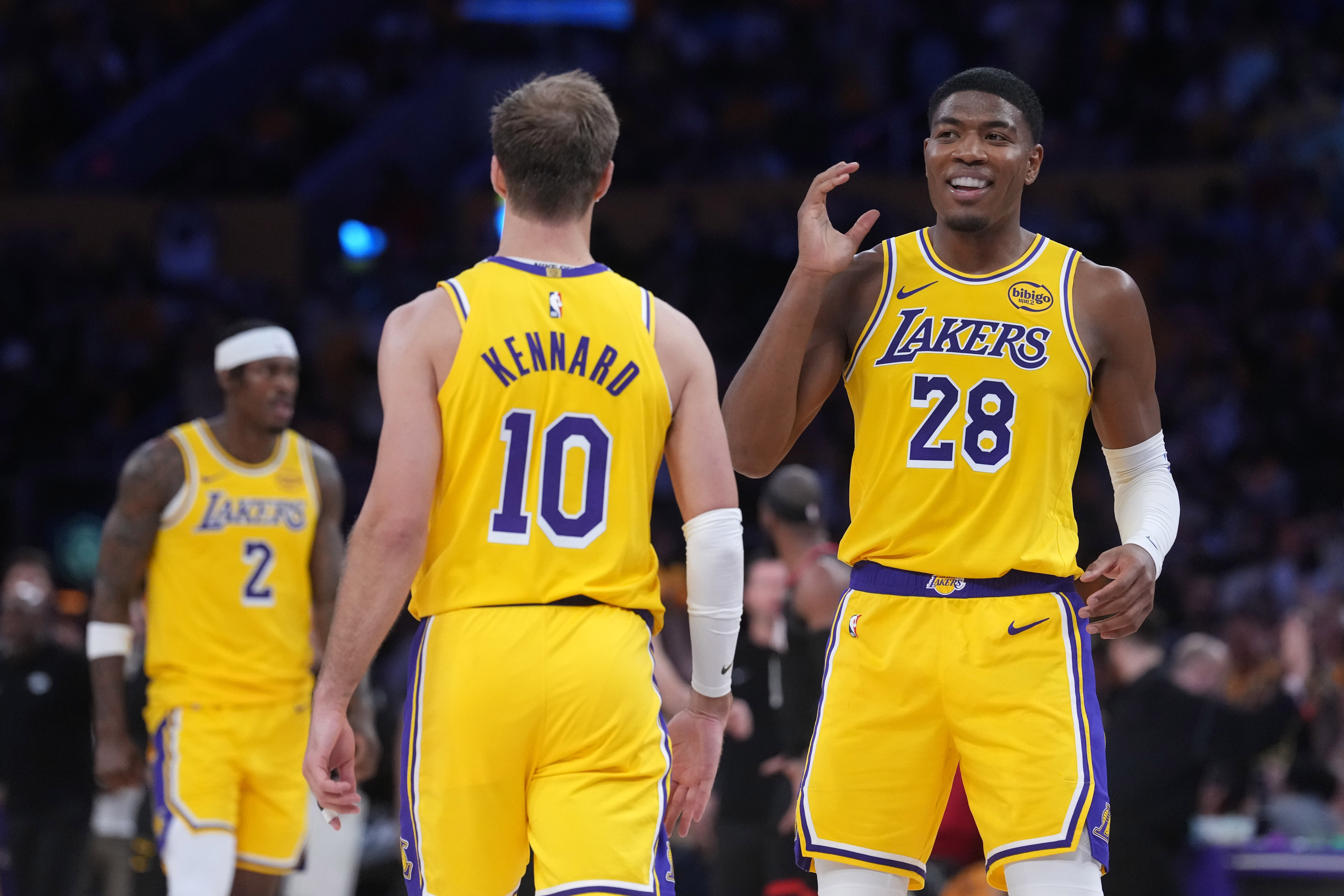 湖人上半场狂轰63分 命中率57.5%三分61.5%碾压火箭