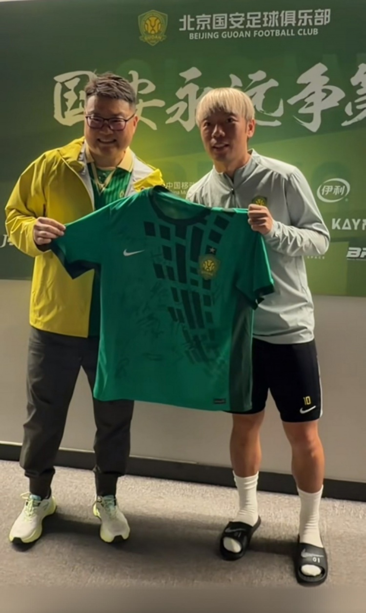 球迷工体观赛眼镜被砸 国安俱乐部赠送全队签名球衣