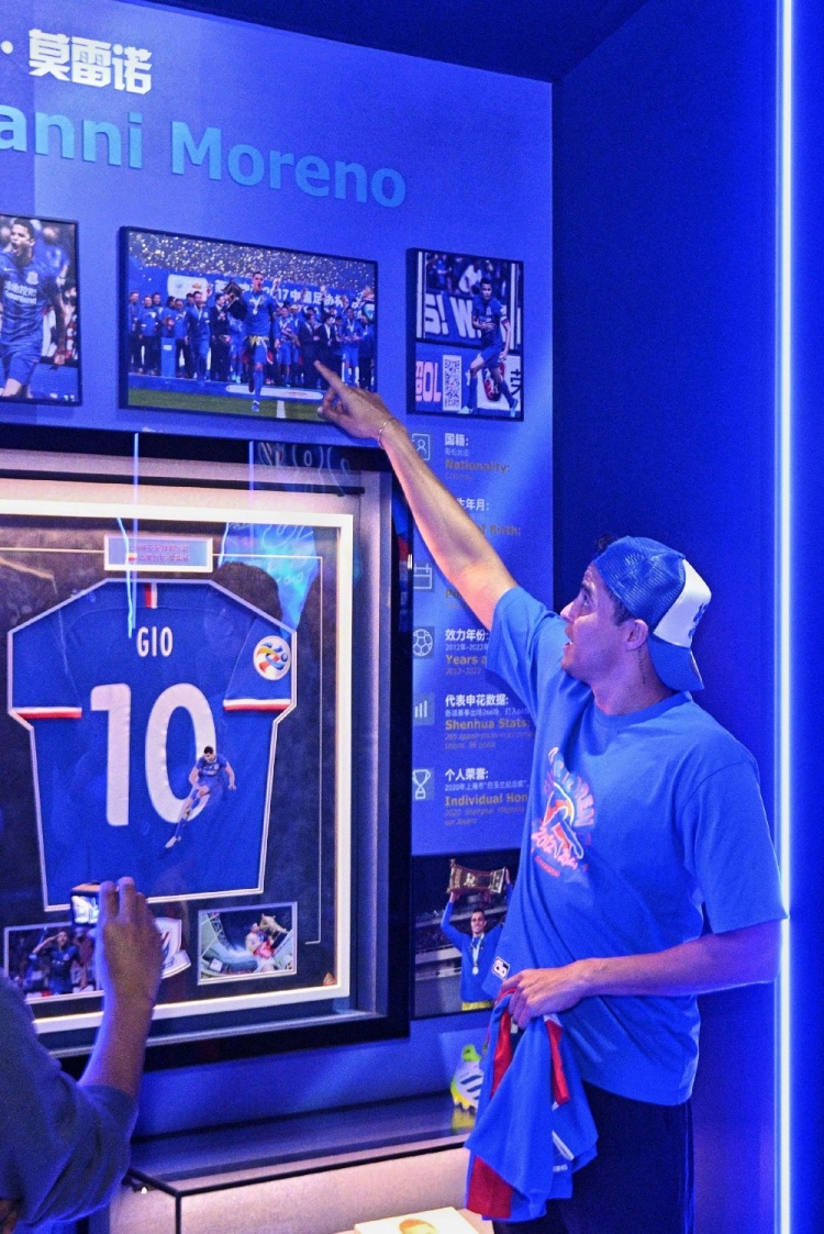 莫雷诺时隔三年重返申花基地 265场86球功勋外援探访八万人