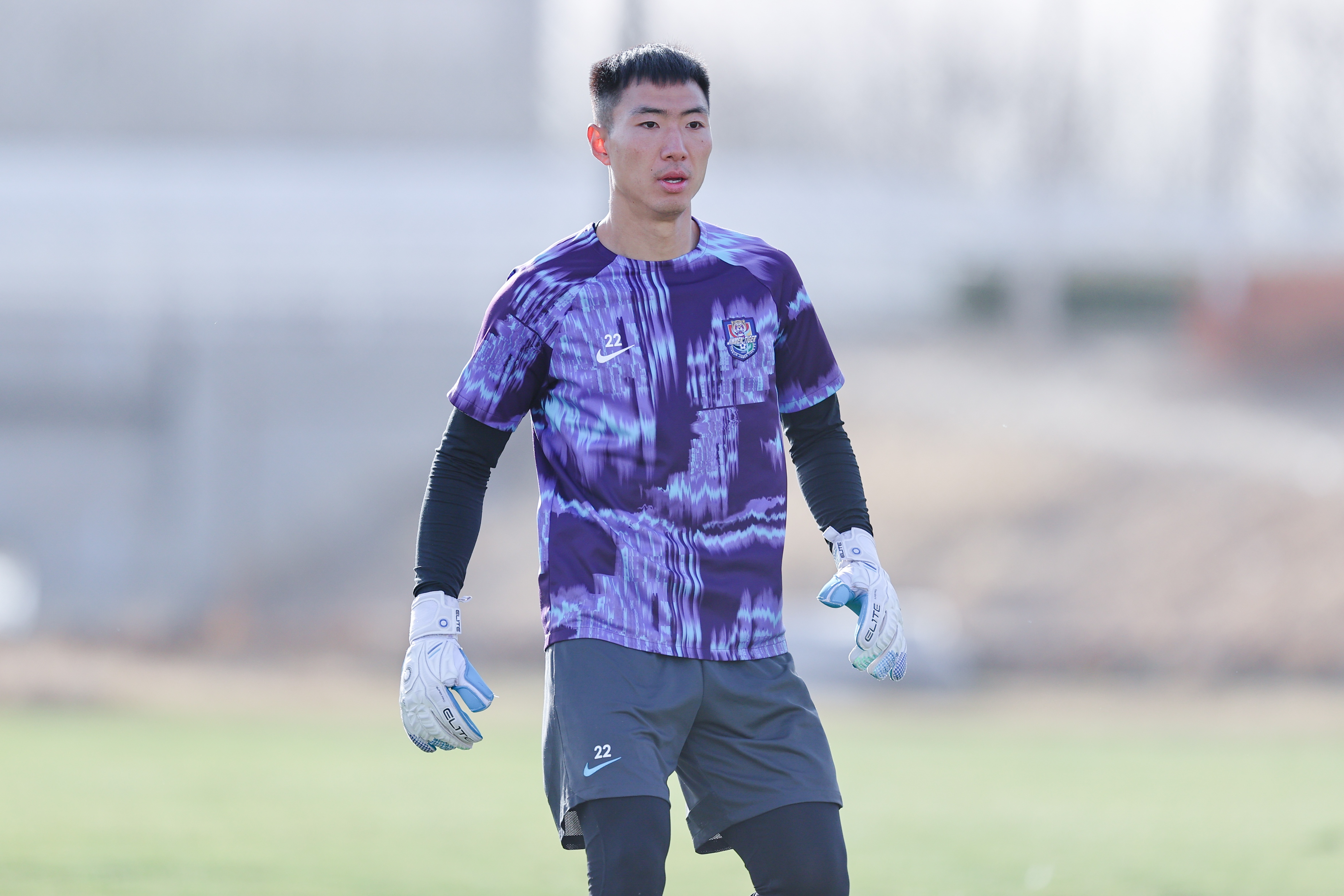 方镜淇重返泰达球场落泪，拭干眼泪后为球迷签名