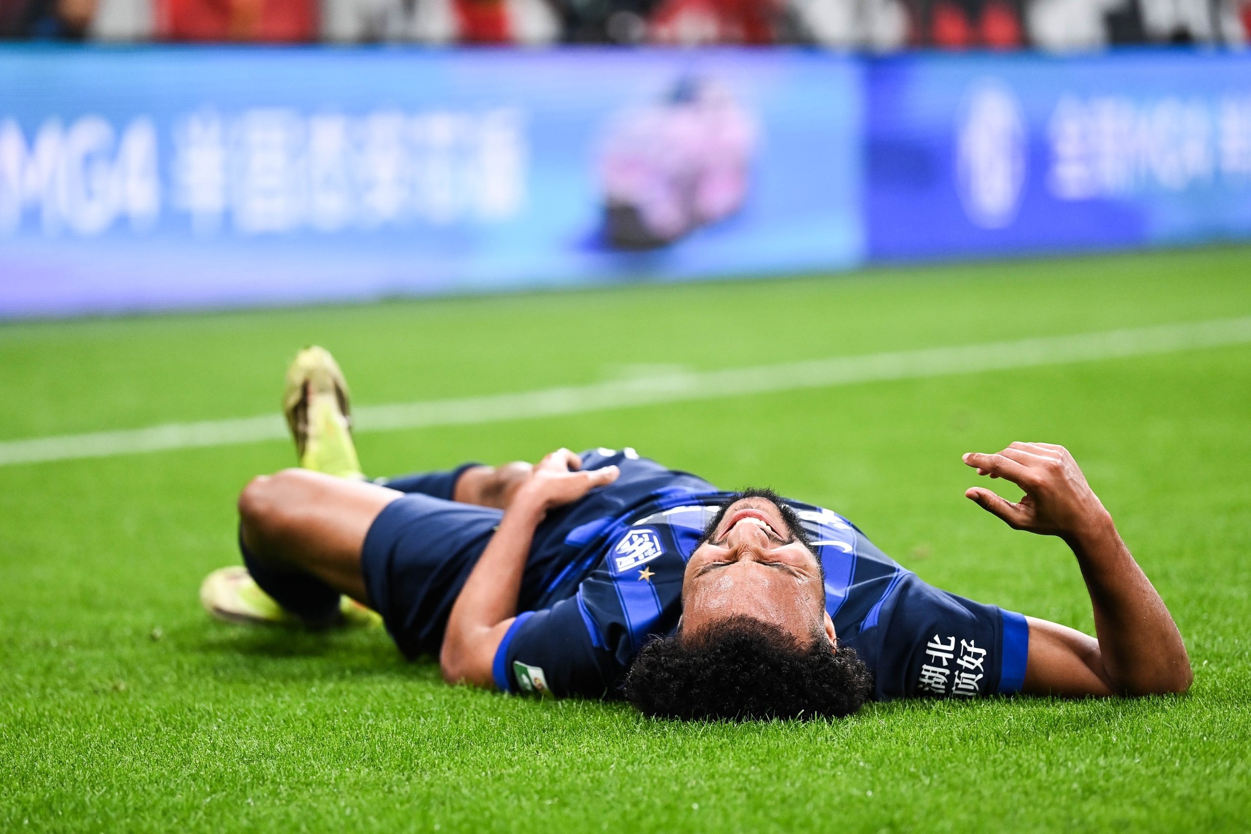 武汉三镇1-3青岛海牛：防线崩盘+低级失误，保级形势已至绝境
