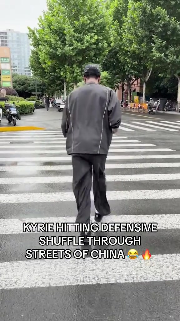 欧文中国行过马路秀防守滑步：动作标准引围观