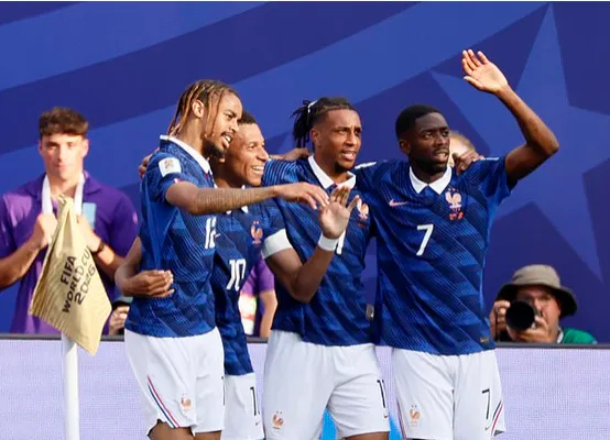 法国3-0瑞典：姆巴佩淘汰赛9球破纪录，前场四重奏令对手窒息