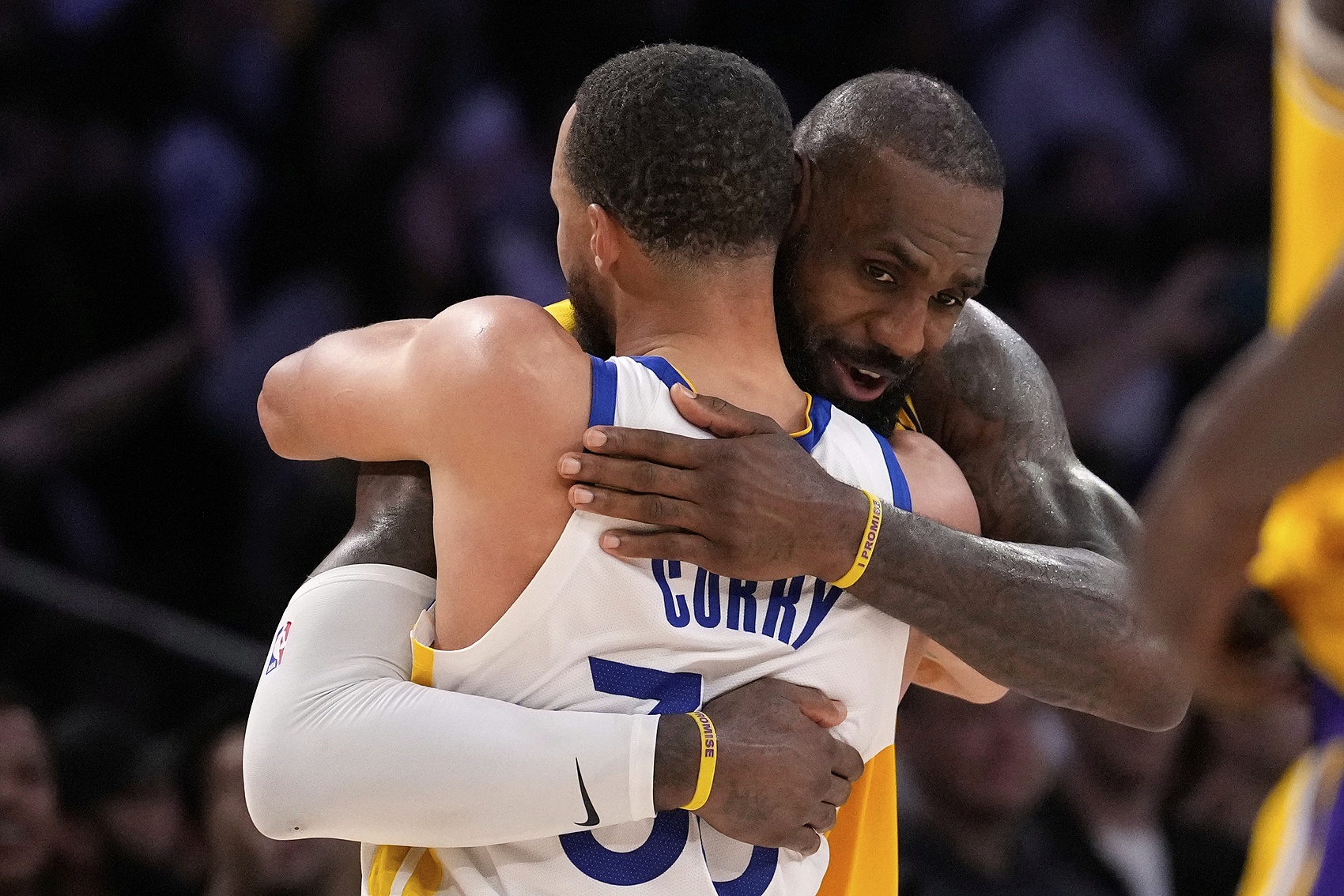 库里证实与詹姆斯短信沟通：非常希望并肩作战