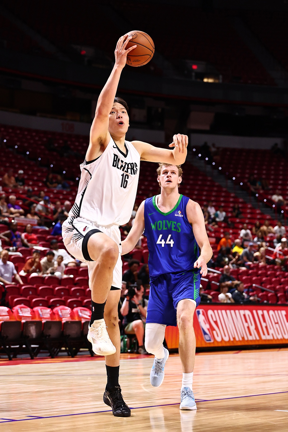 杨瀚森18+10+5助开拓者大胜，美媒体人：他已配得上常规赛更多轮换时间
