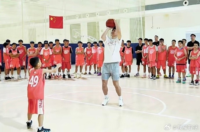 陈家政现身宏远夏训营 52%三分命中率成教材 陈家政现身宏远夏训营 52%三分命中率成教材