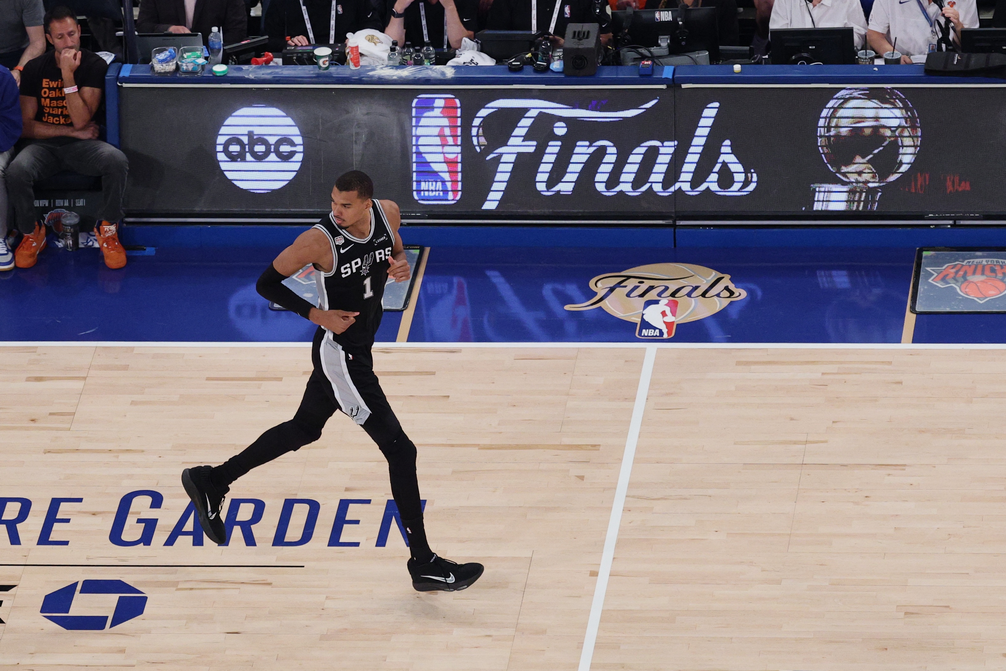 文班亚马锁定NBA2K27封面 降薪续约力保马刺争冠