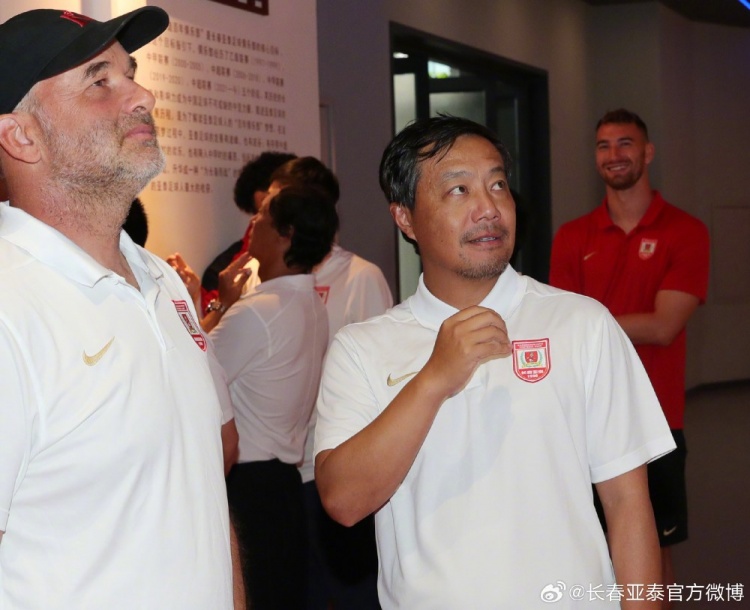 长春亚泰全队参观文化馆,阎峰要求将30年传承转化为赛场斗志 长春亚泰全队参观文化馆,阎峰要求将30年传承转化为赛场斗志
