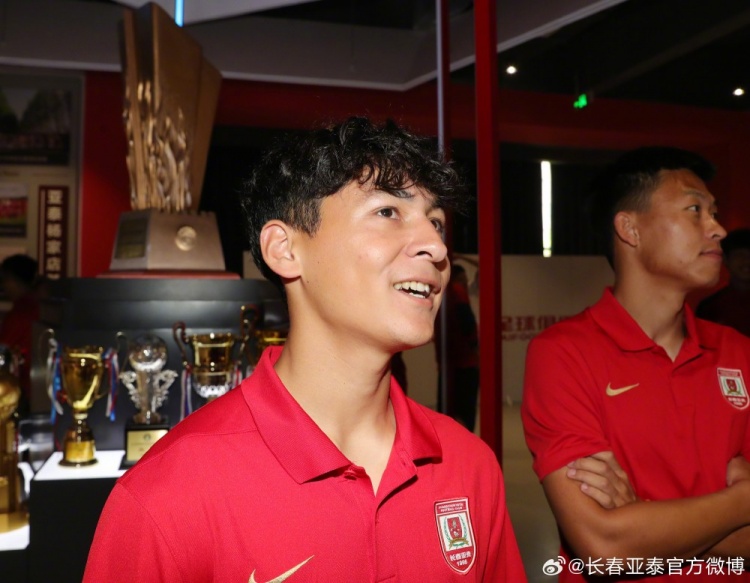 长春亚泰全队参观文化馆,阎峰要求将30年传承转化为赛场斗志 长春亚泰全队参观文化馆,阎峰要求将30年传承转化为赛场斗志