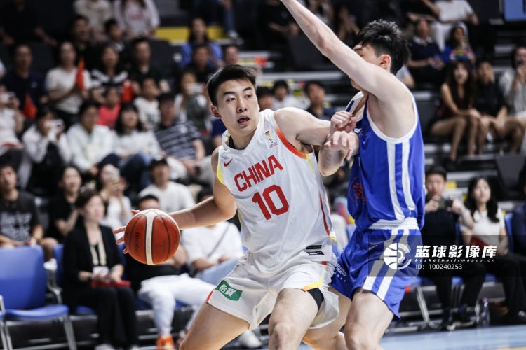 中国男篮二番战首发公布 廖三宁焦泊乔领衔出战 中国男篮二番战首发公布 廖三宁焦泊乔领衔出战