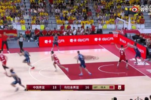 [冲突]中国男篮vs乌拉圭！赵继伟和对手有小冲突！互相推搡！😮